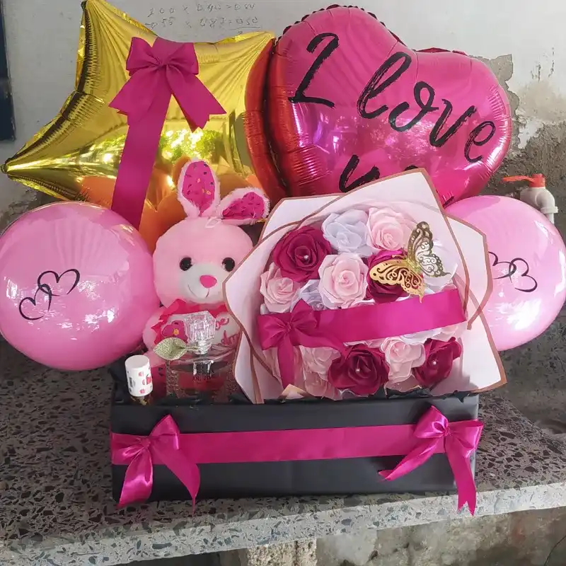 Caja grande con ramo, peluche y perfume