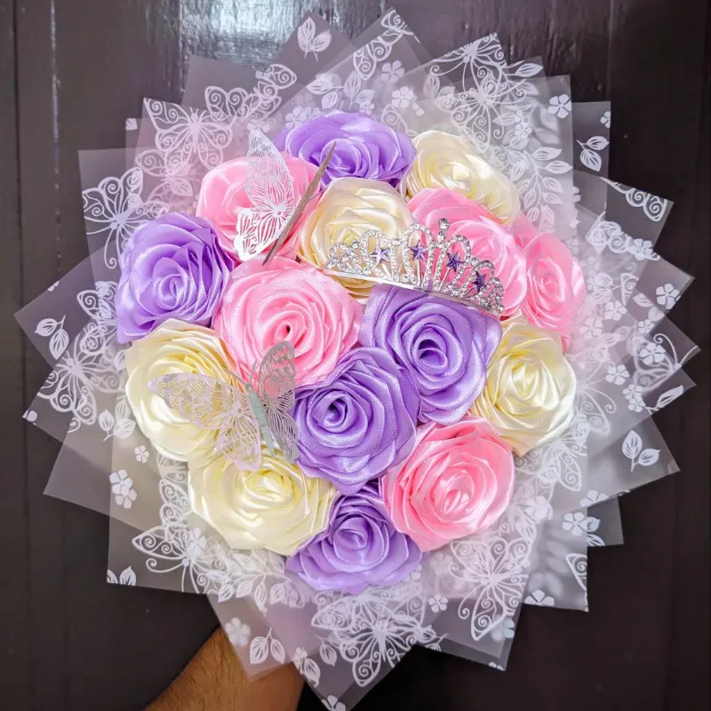 Ramo de 15 Rosas con Tiara y 2 Mariposas