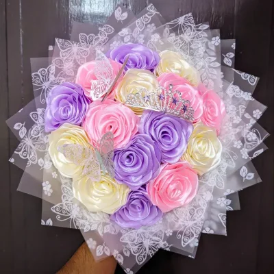 Ramo de 15 Rosas con Tiara y 2 Mariposas
