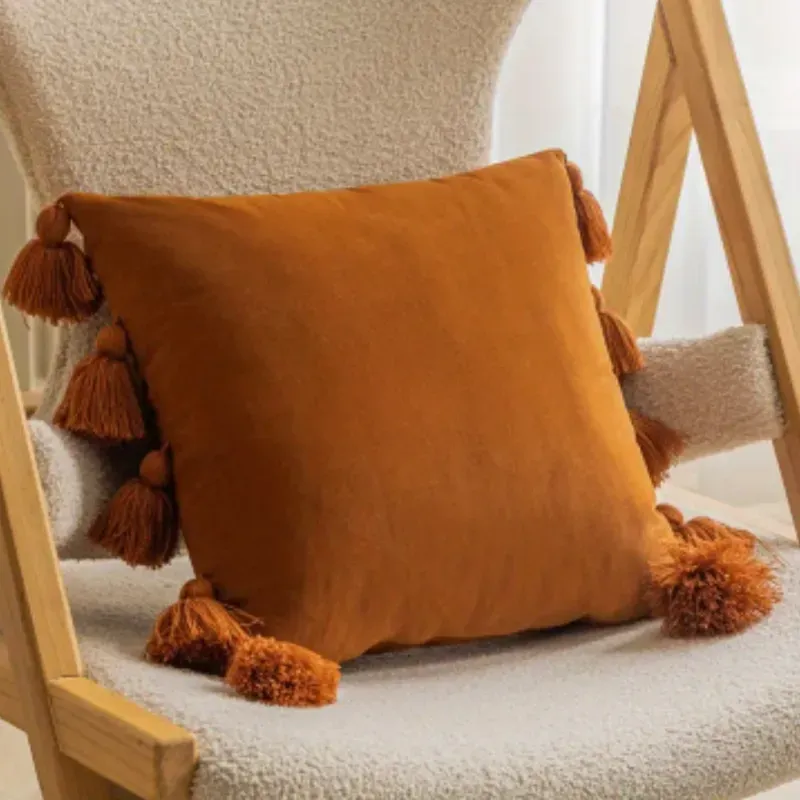 Cojin con borlas en color tierra