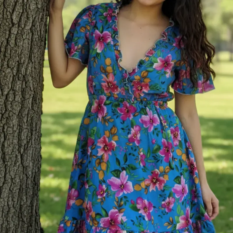 Vestido escote V con volantes y espalda ajustable