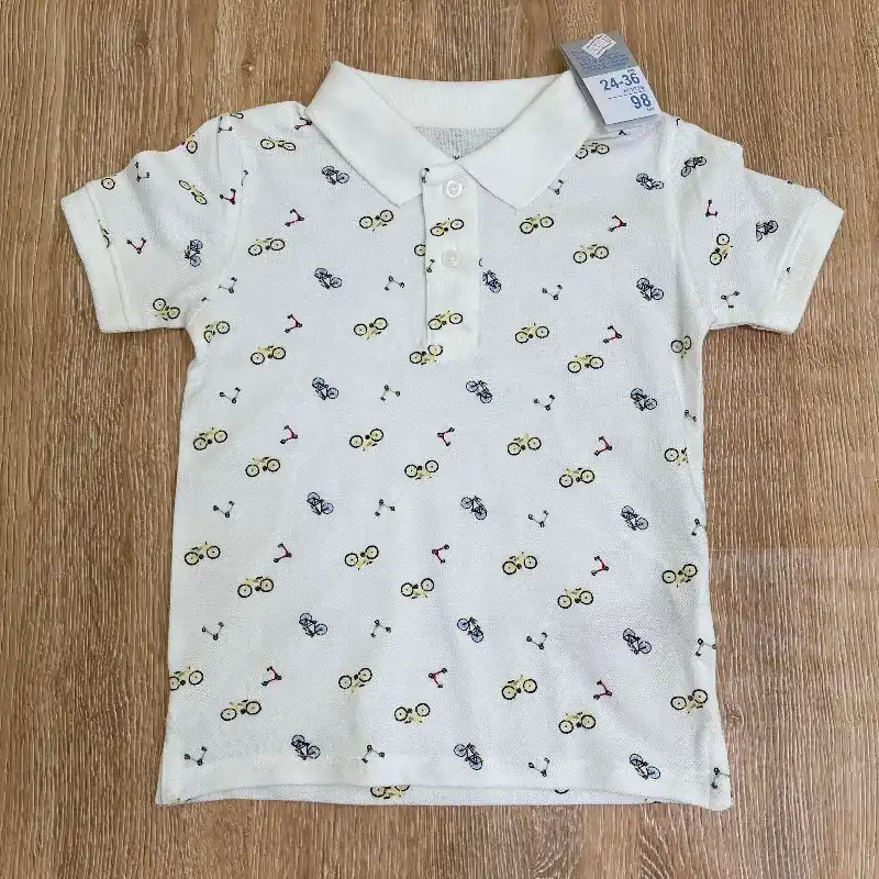 Polo color blanco con bicicletas