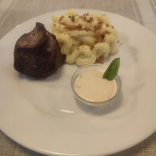 FILET MIGNON CON PURÉ DE PAPAS