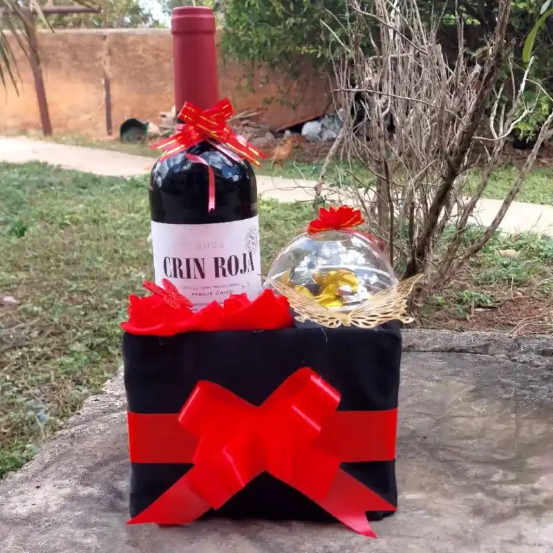 Regalo con botella de vino y rosas eternas
