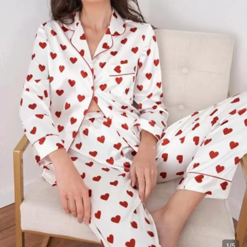 Pijama blanco con corazones rojos