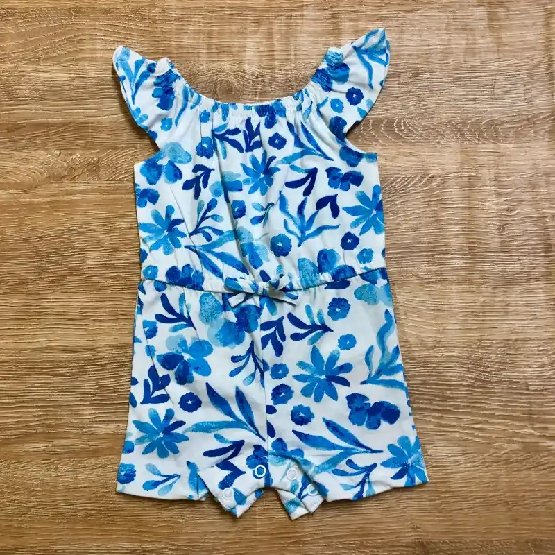 Mono con flores azules