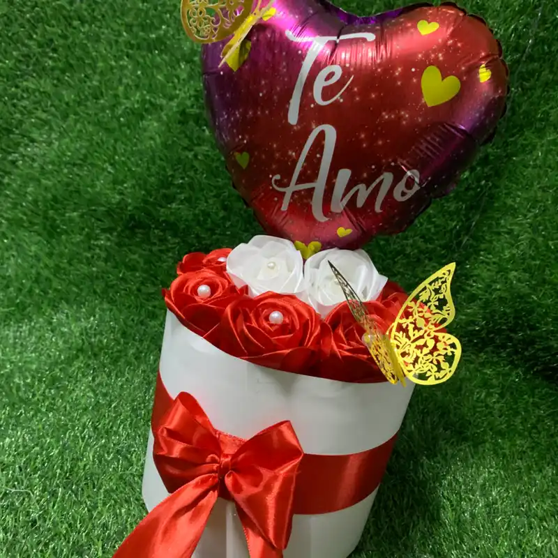 Cesta con rosas eternas