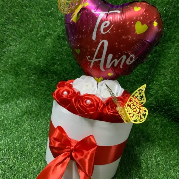 Cesta con rosas eternas