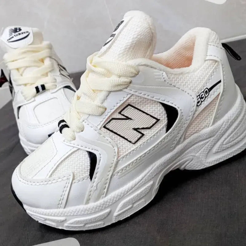 NEW BALANCE BLANCO Y BEICH DETALLES NEGROS 