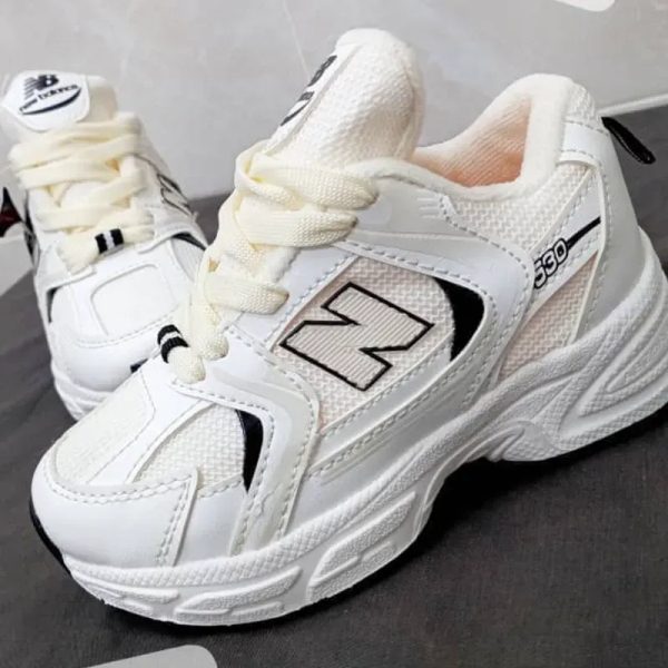 NEW BALANCE BLANCO Y BEICH DETALLES NEGROS 