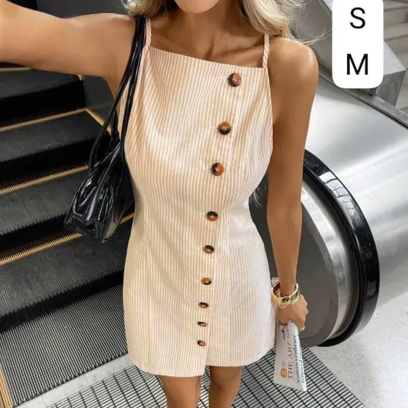  Vestido Urban Lines – Estilo casual con rayas verticales y botones diagonales