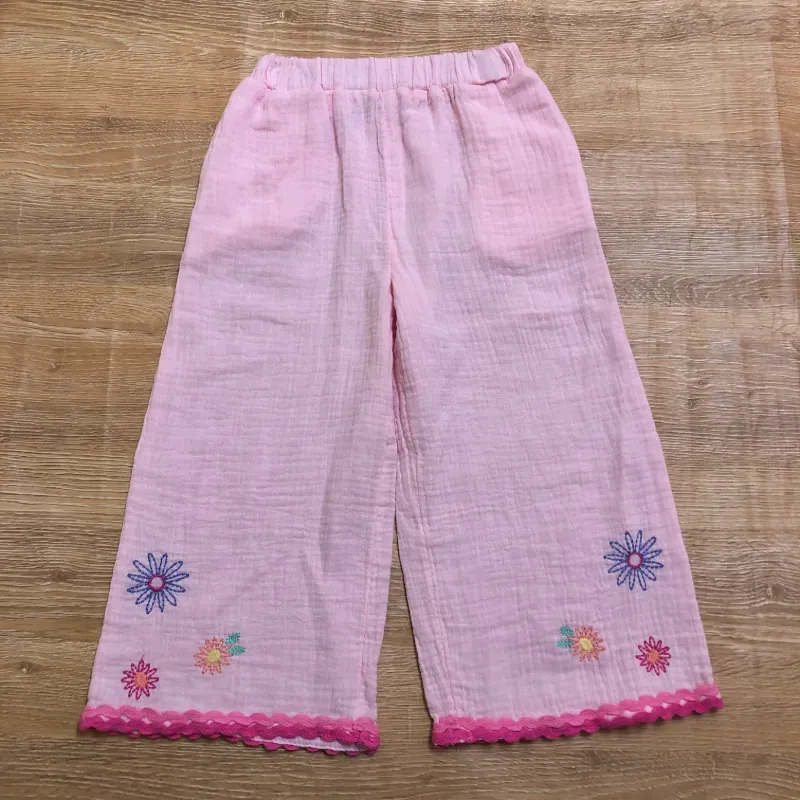 Pantaloneta rosada con flores bordadas