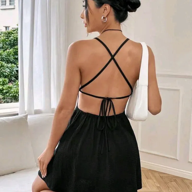  Vestido corto con crucetas en la espalda — Negro