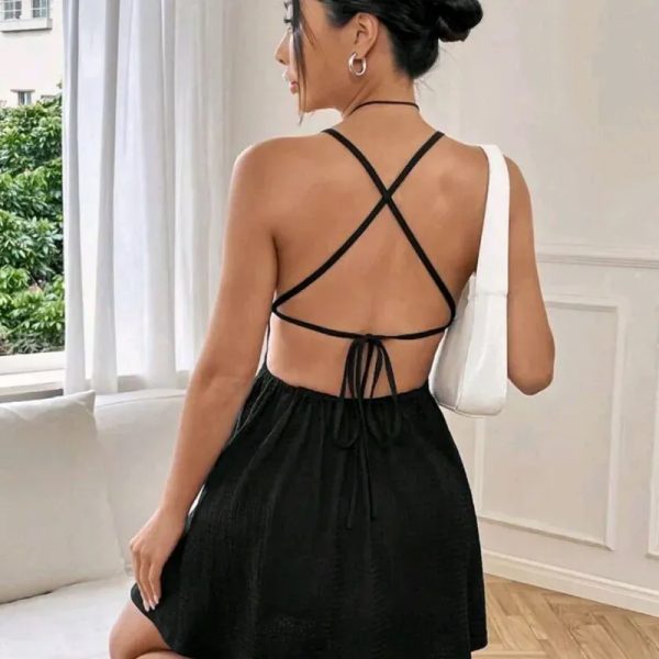  Vestido corto con crucetas en la espalda — Negro