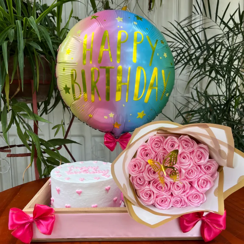 Caja con mini torta y ramo de rosas eternas