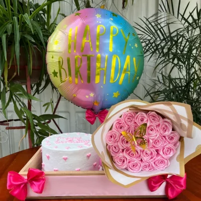 Caja con mini torta y ramo de rosas eternas