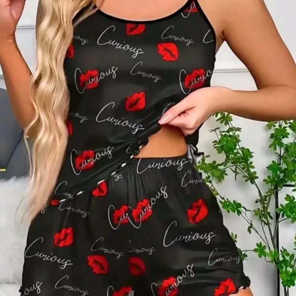 Pijama negro de labios rojos