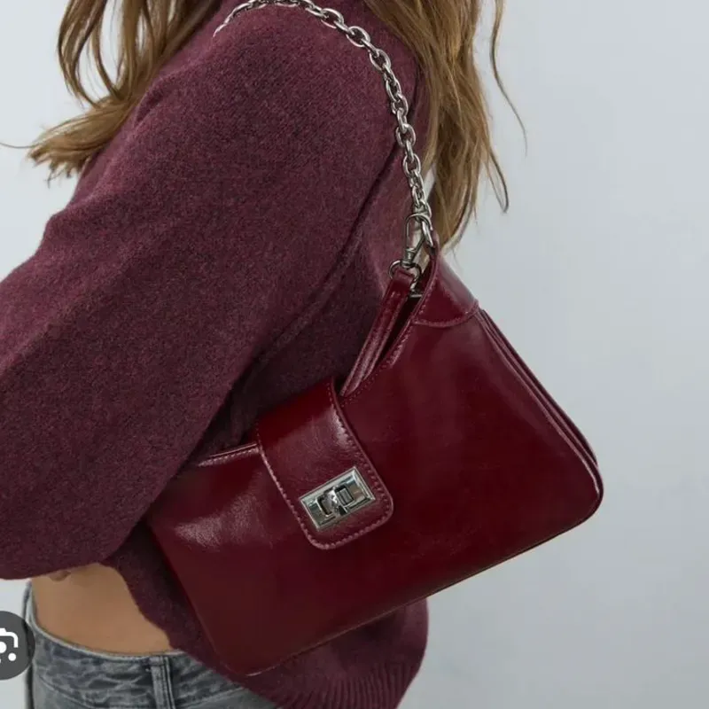 Bolso Rojo Vino con Cadena al Hombro
