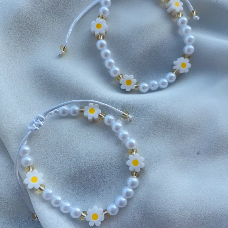 Pulsera de perlas con margaritas