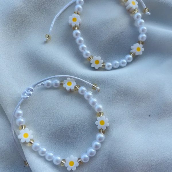 Pulsera de perlas con margaritas