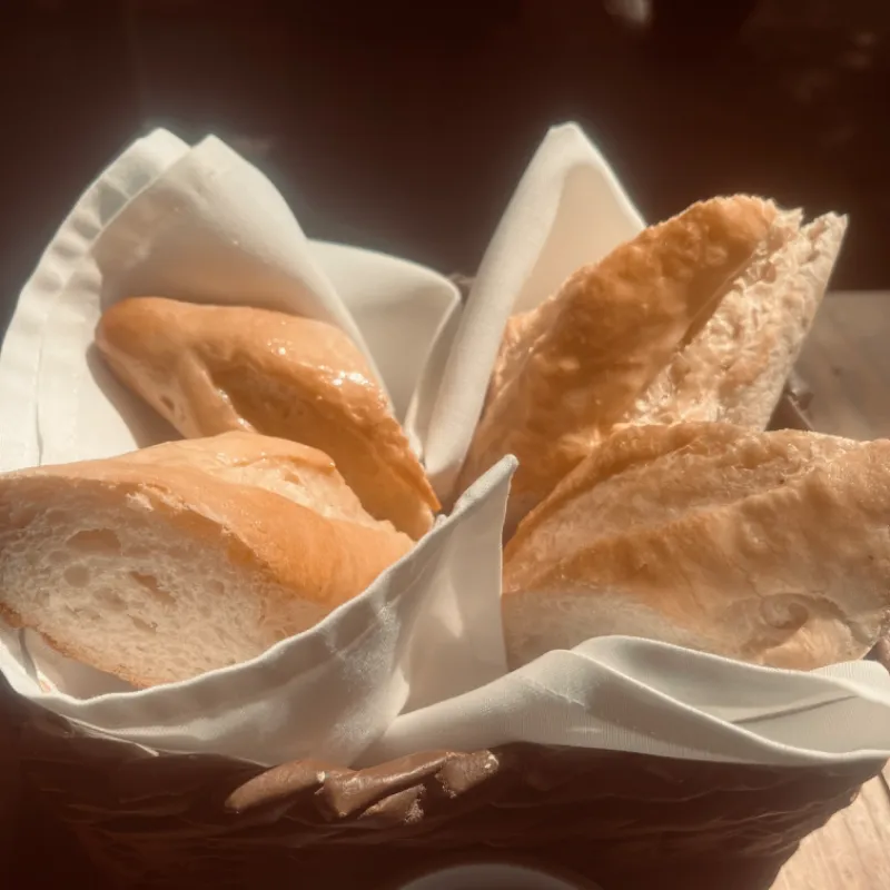 Cesta de pan artesanal