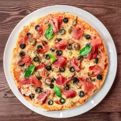 Pizza Prosciutto al Funghi y Olive Nere