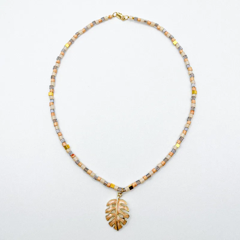 Collar de cristales con dije de hoja monstera enchapado 