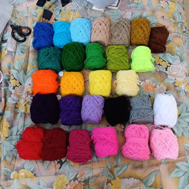 Tonalidades disponibles en hilo acrilán de tres hebras