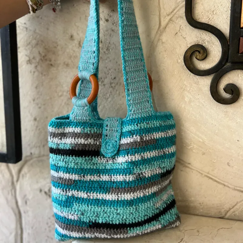 Bolso mini azul con asa de madera 2