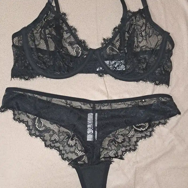 Set de ajustador y tanga de encaje negro