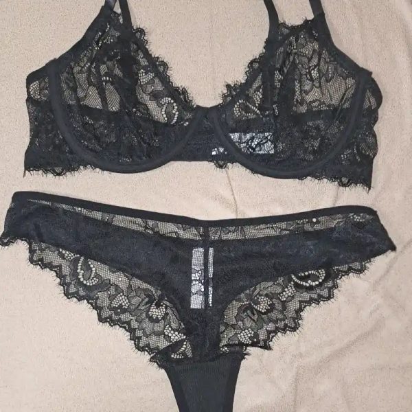 Set de ajustador y tanga de encaje negro