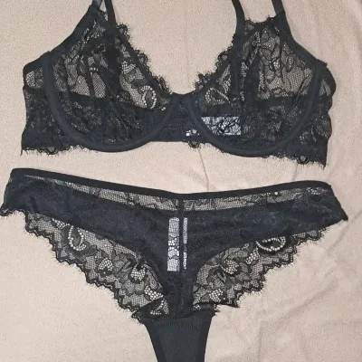 Set de ajustador y tanga de encaje negro