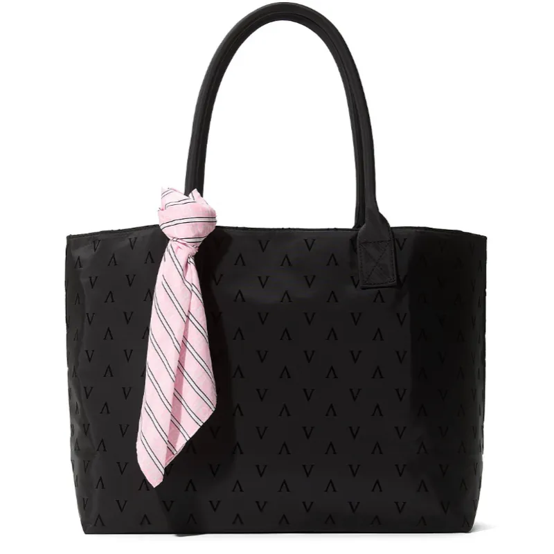 Bolso negro con lazo rosa