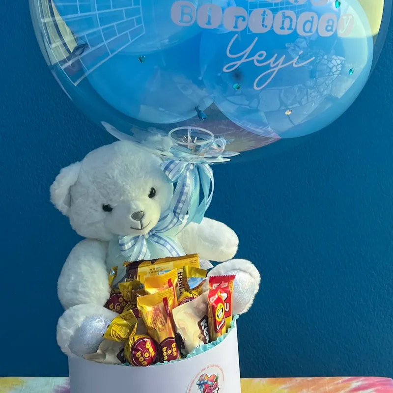 Cesta peluche y confituras