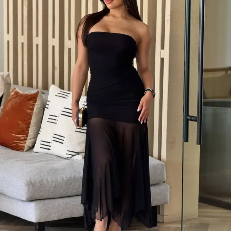 Vestido negro strapless pegado al cuerpo