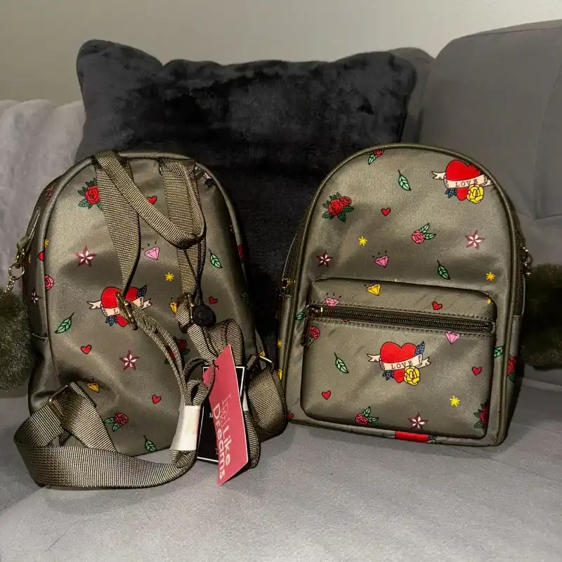 Mochila con estampado de corazones