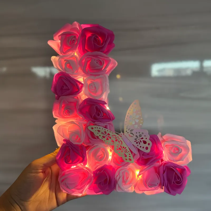 Letra con rosas y luces