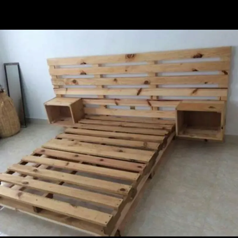 Cama camera de madera estilo rústico con cabecera y mesitas