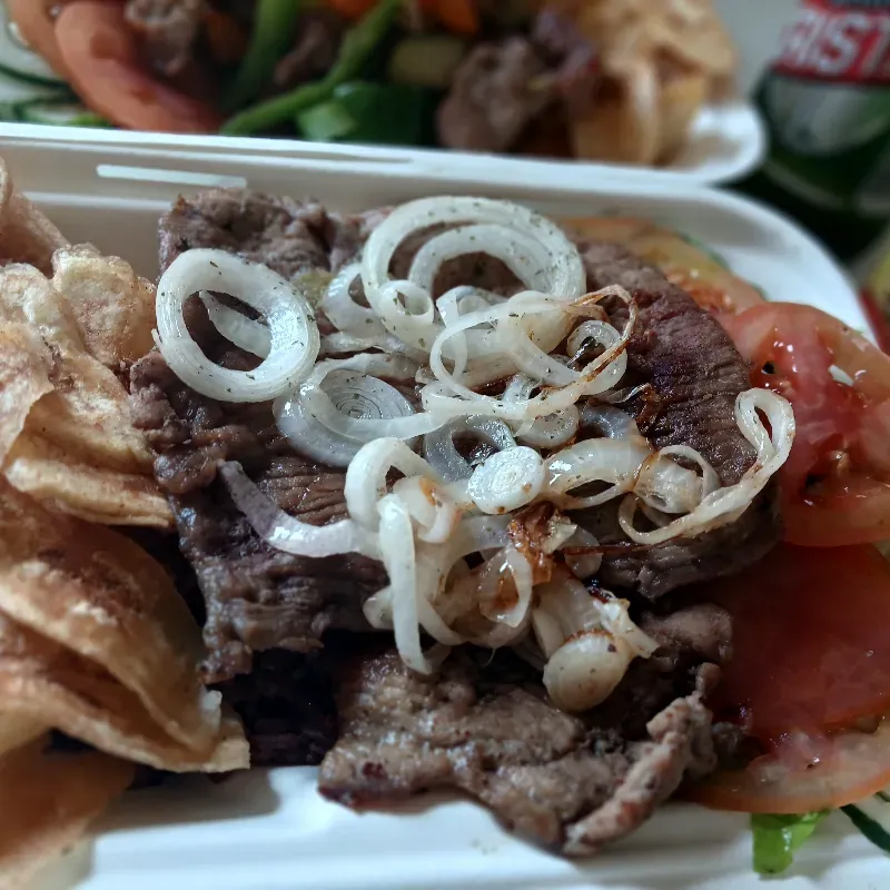 BISTEC DE RES ENCEBOLLADO