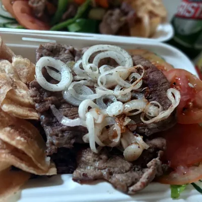 BISTEC DE RES ENCEBOLLADO