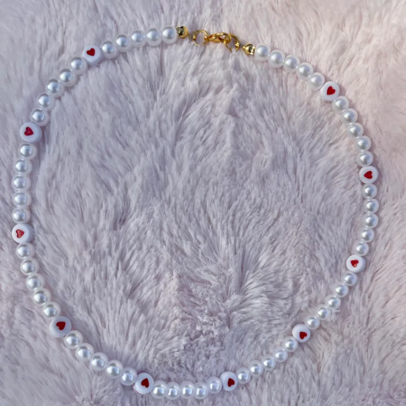 Collar de perlas con corazones