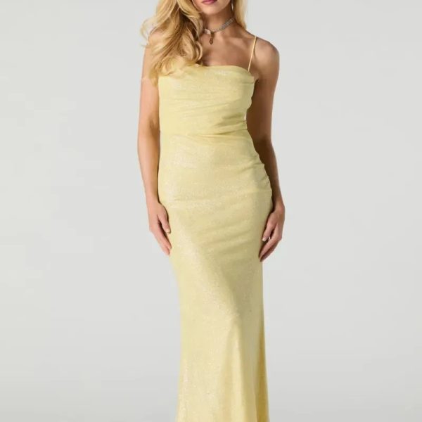 Vestido amarillo de brillos.