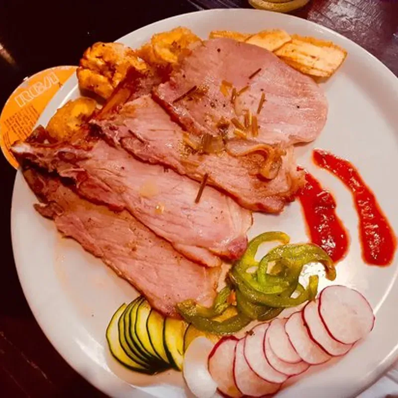 Lonjas de cerdo ahumado jugosas y suaves (1/2 libra ) 230g