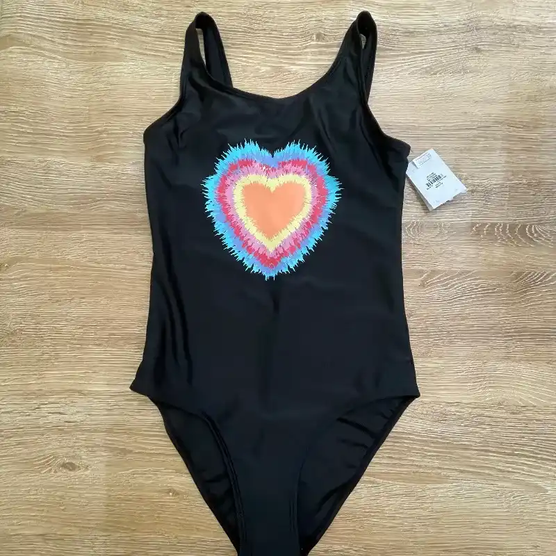 Trusa negra con corazón de colores