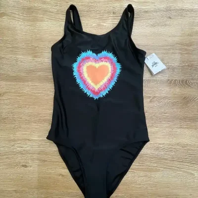 Trusa negra con corazón de colores