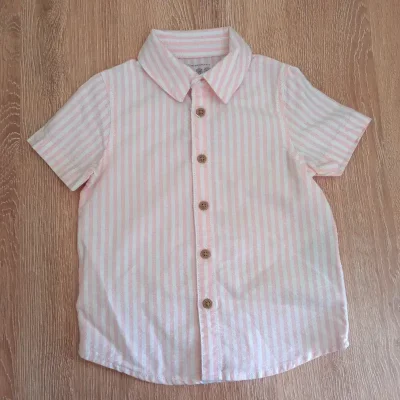 Camisa de rayas blancas y rosadas