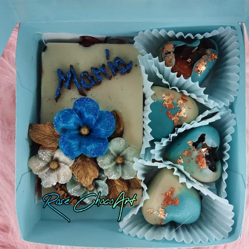 Cajita de bombones con mini tableta personalizada.