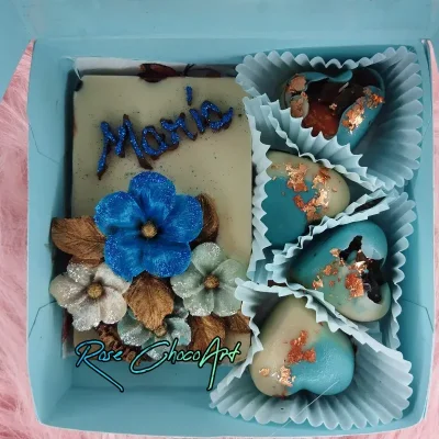 Cajita de bombones con mini tableta personalizada.