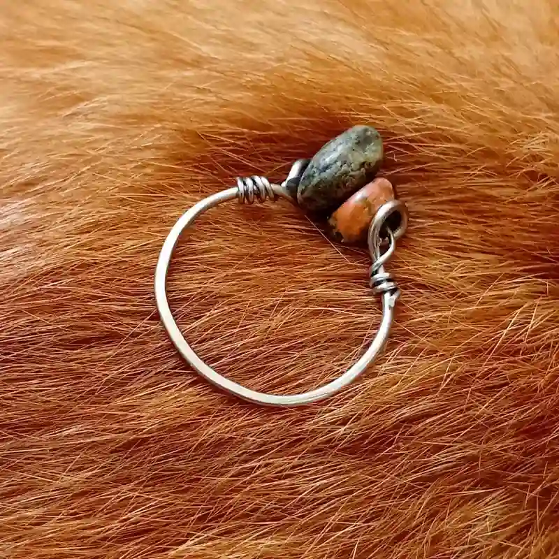 Anillo de piedras semipreciosas no enrollado