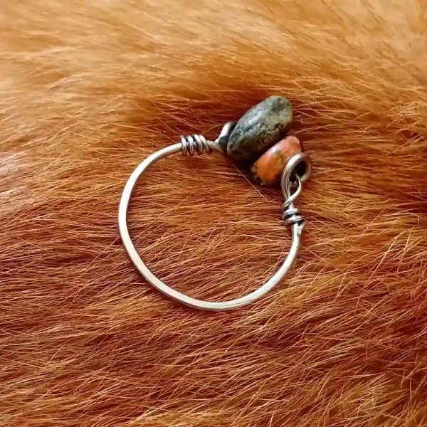 Anillo de piedras semipreciosas no enrollado